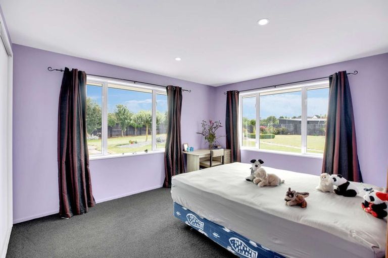 Photo of property in 15 Riverside Way, Amberley, 7410