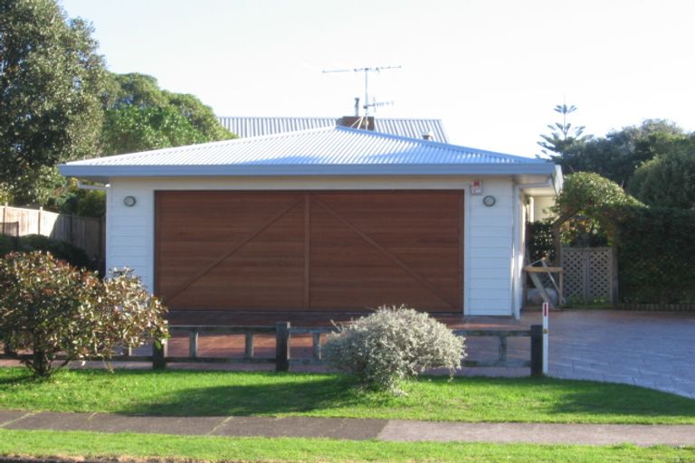 Photo of property in 15 William Street, Waikanae Beach, Waikanae, 5036