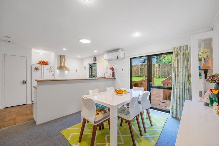 Photo of property in 2/9 Ridgewood Crescent, Birkenhead, Auckland, 0626