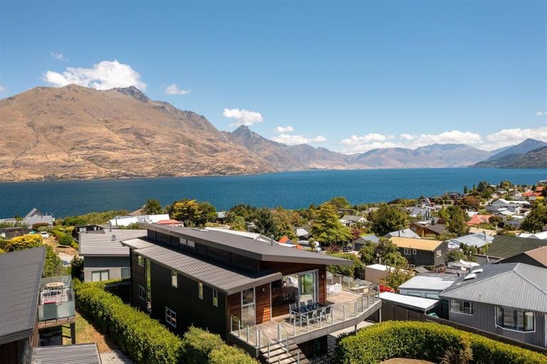 Photo of property in 17 Poplar Drive, Kelvin Heights, Queenstown, 9300