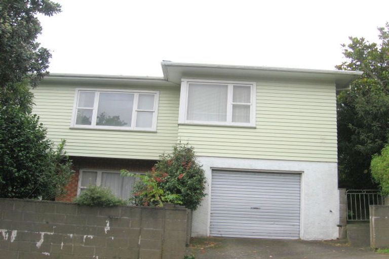 Photo of property in 1 Saint Edmund Crescent, Tawa, Wellington, 5028