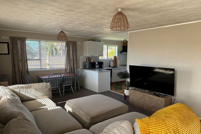 Photo of property in 1/89 Bruce Mclaren Road, Henderson, Auckland, 0612