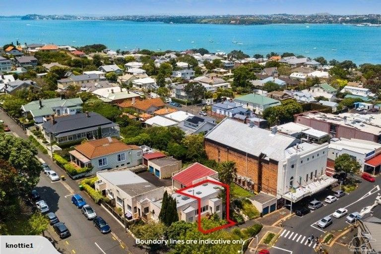 Photo of property in 4/64 Victoria Road, Devonport, Auckland, 0624