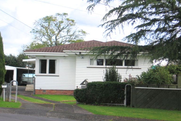 Photo of property in 15 Edgerton Road, Te Atatu Peninsula, Auckland, 0610