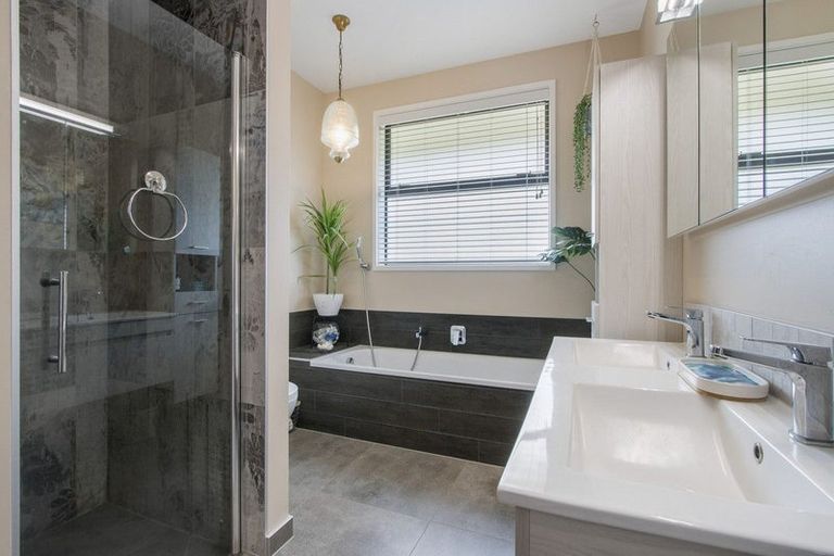 Photo of property in 49 Lakeside Terrace, Omokoroa, 3114