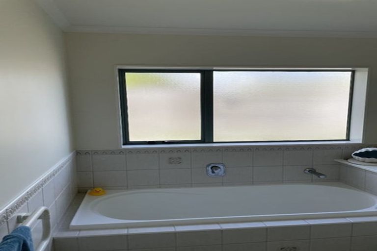 Photo of property in 212 Kilkenny Drive, East Tamaki Heights, Auckland, 2016