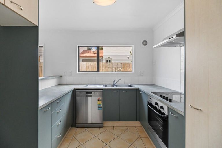 Photo of property in 43 Tiri Tiri Road, Birkdale, Auckland, 0626