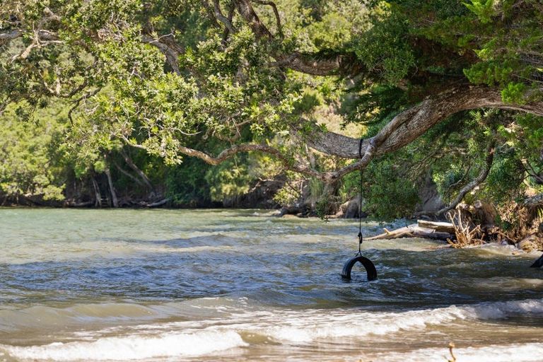 Photo of property in 730a South Titirangi Road, Titirangi, Auckland, 0604