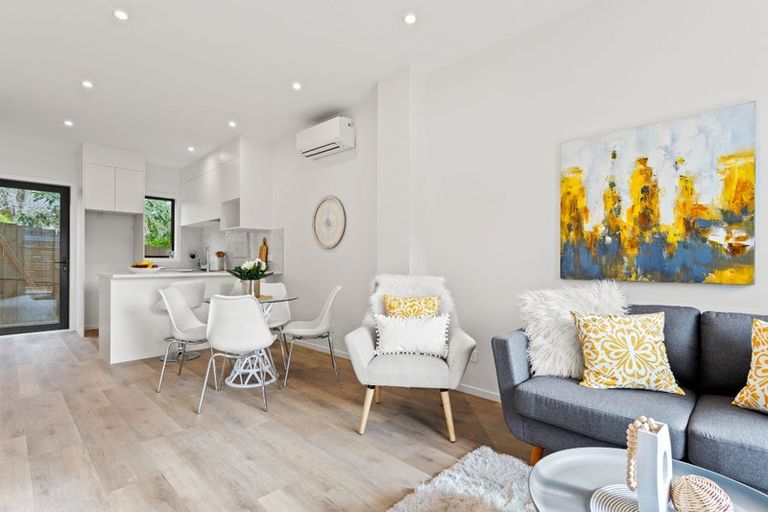 Photo of property in 21 Meg Lane, Glen Eden, 0602