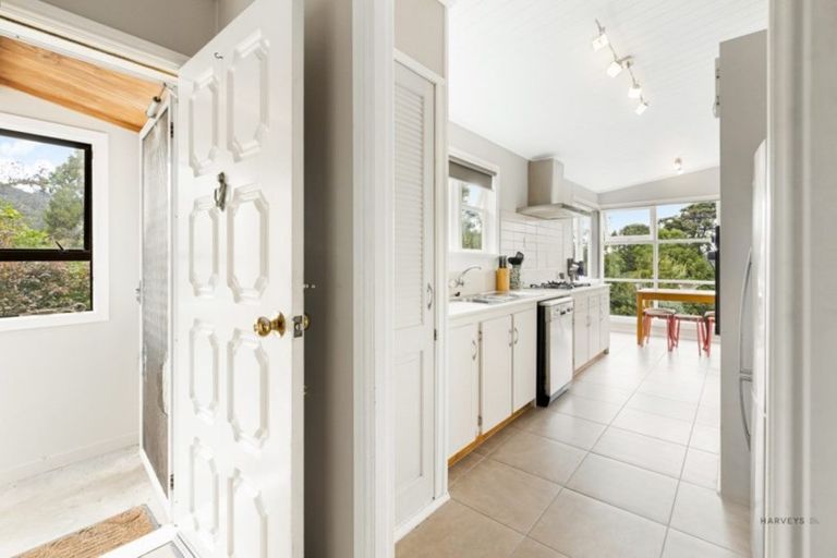 Photo of property in 8 Walker Road, Henderson Valley, Auckland, 0612