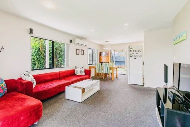 Photo of property in 2 Braeburn Place, Takanini, 2112