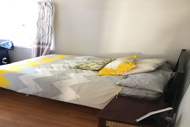 Photo of property in 4 Kirrie Avenue, Te Atatu South, Auckland, 0610