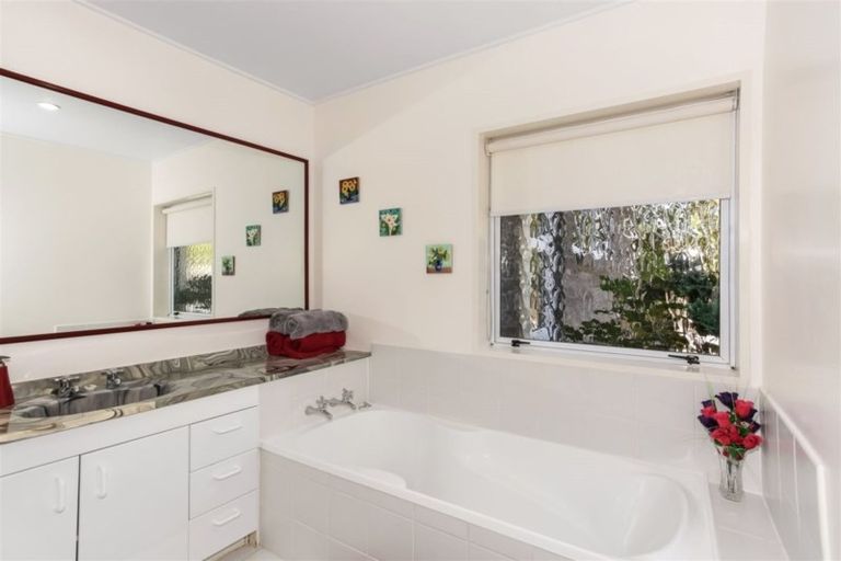 Photo of property in 327 Kaipara Road, Papakura, 2582