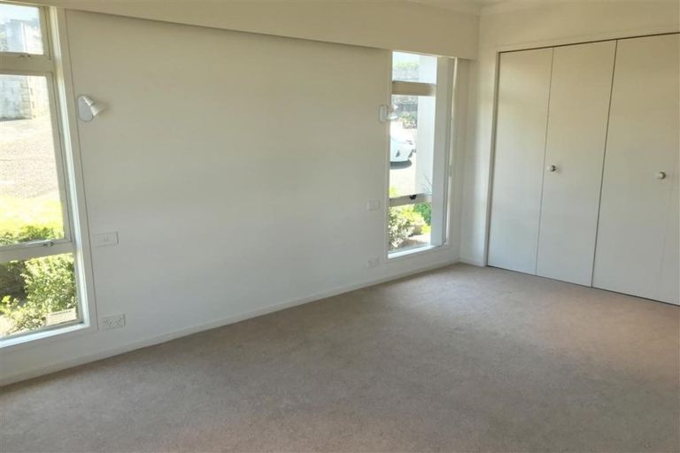 Photo of property in 5 Shearwater Rise, Rothesay Bay, Auckland, 0630