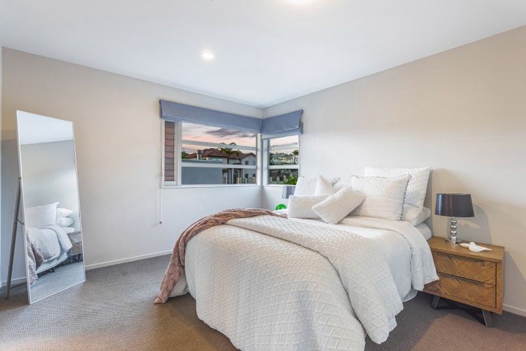 Photo of property in 17 Glen Bay Close, Pinehill, Auckland, 0632