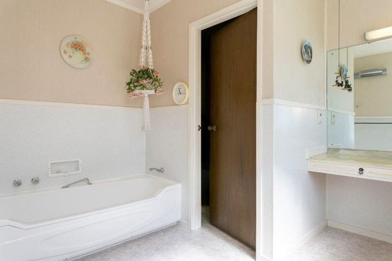 Photo of property in 90 Wakeman Road, Acacia Bay, Taupo, 3330