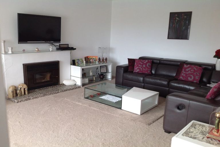 Photo of property in 9 Sylvan Crescent, Te Atatu South, Auckland, 0610