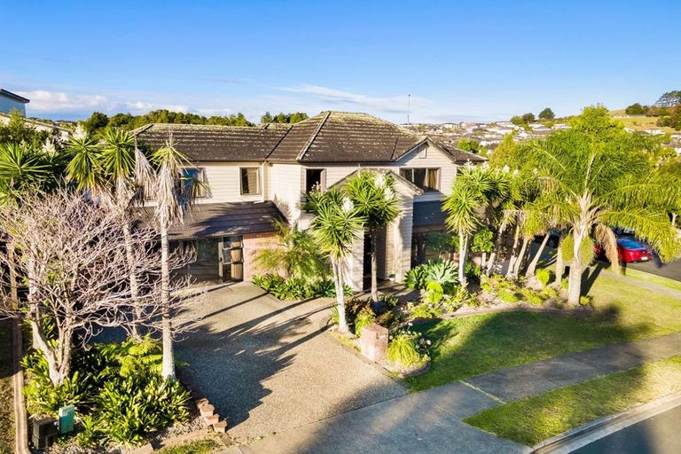 Photo of property in 1 Seresin Crescent, Flat Bush, Auckland, 2016