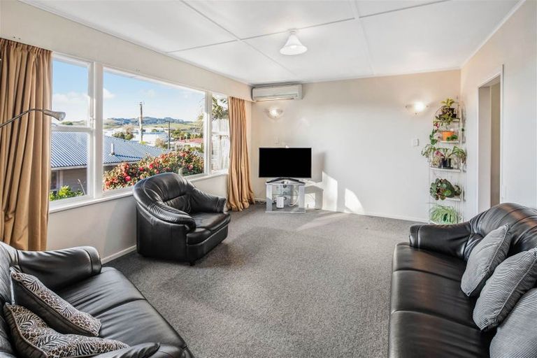 Photo of property in 45 Catherine Crescent, Paparangi, Wellington, 6037