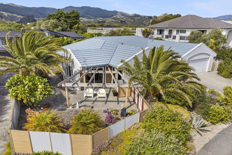 Photo of property in 43 Quadrant Heights, Paraparaumu, 5032