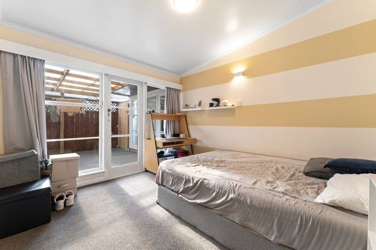 Photo of property in 6 Merville Avenue, Te Atatu South, Auckland, 0610