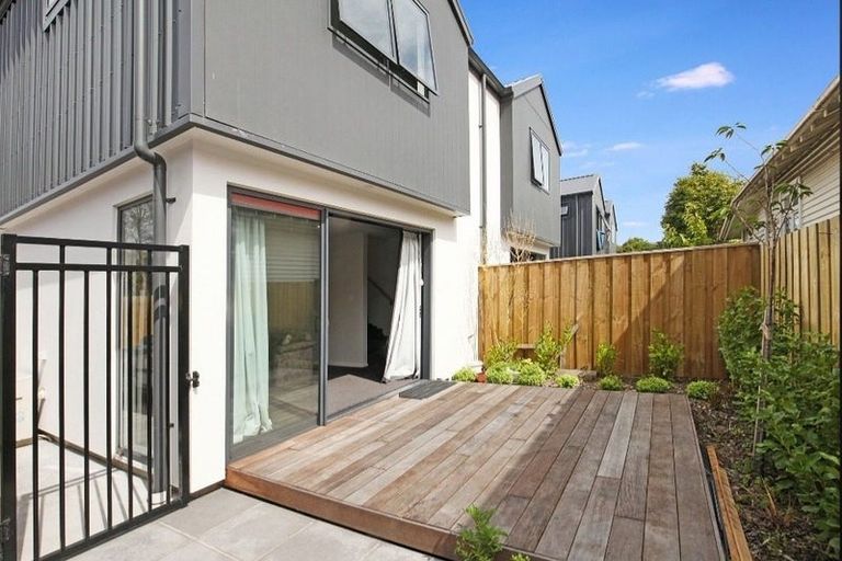 Photo of property in 2/135 Hills Road, Edgeware, Christchurch, 8013