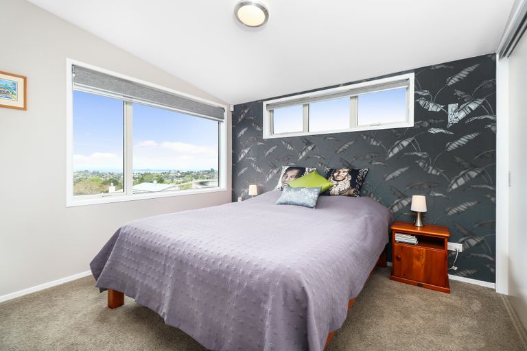 Photo of property in 4 Mccahon Place, Titirangi, Auckland, 0604