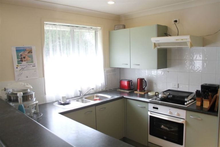 Photo of property in 100a Lincoln Park Avenue, Massey, Auckland, 0614