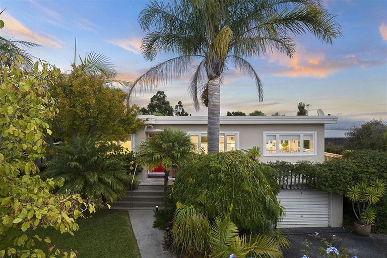 Photo of property in 1/94 Island Bay Road, Beach Haven, Auckland, 0626