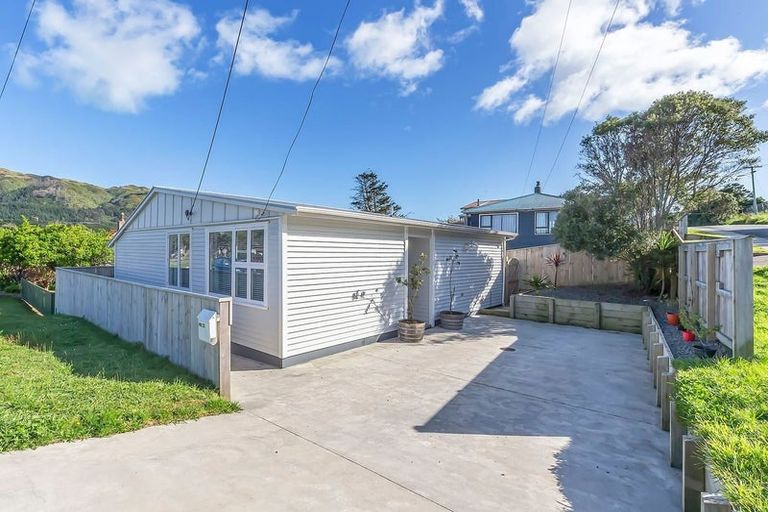 Photo of property in 27 Mexted Terrace, Tawa, Wellington, 5028