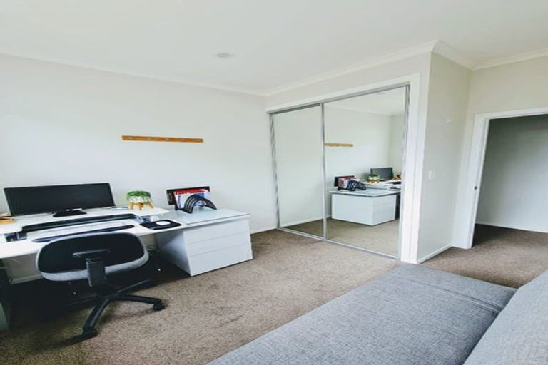 Photo of property in 23a Rena Place, West Harbour, Auckland, 0618