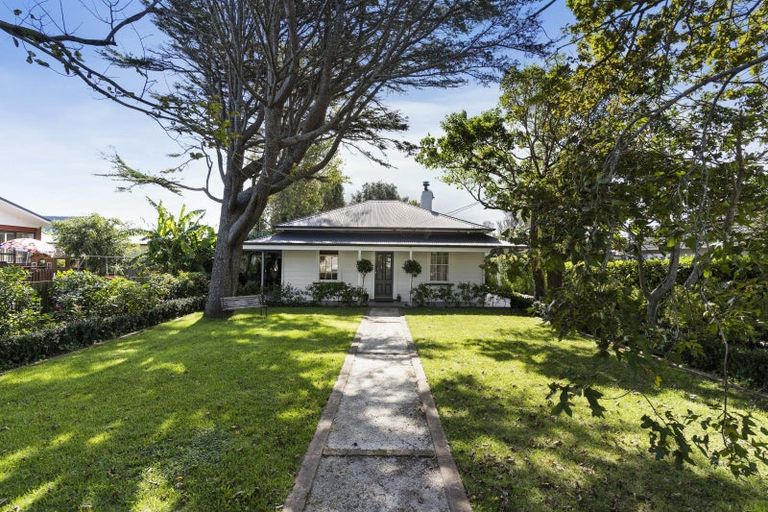 Photo of property in 8 Wallace Road, Mangere Bridge, Auckland, 2022