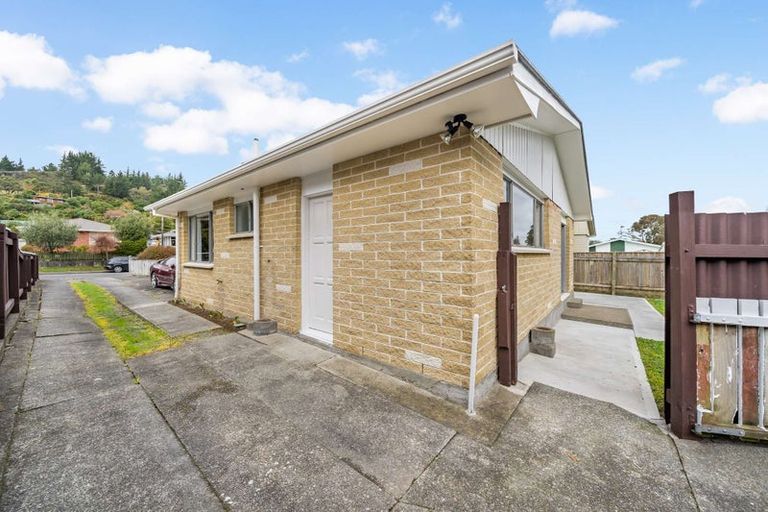 Photo of property in 2/5 Oregon Drive, Maoribank, Upper Hutt, 5018