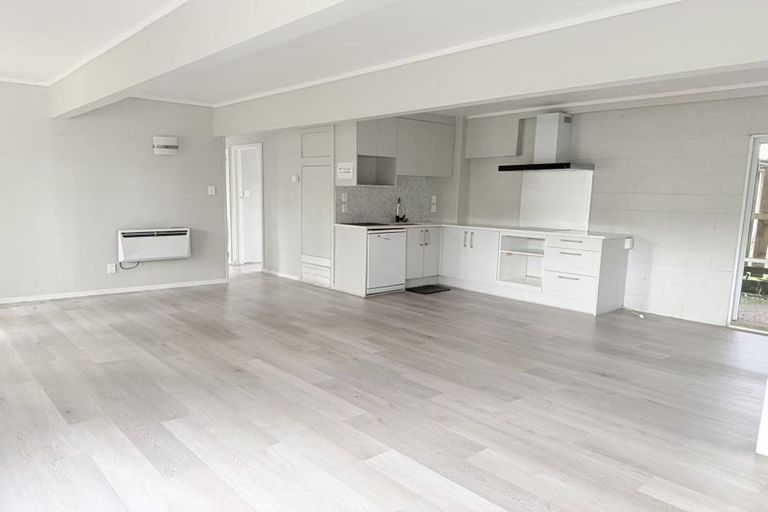 Photo of property in 16 Helena Street, Massey, Auckland, 0614