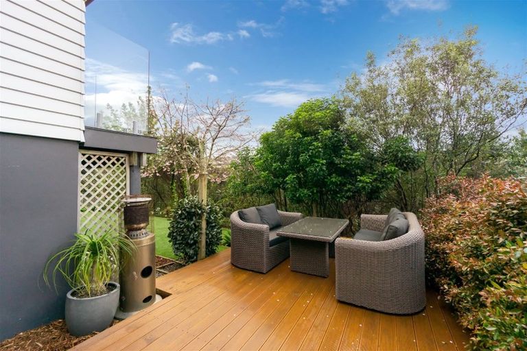 Photo of property in 12 Ilam Lane, Fairview Heights, Auckland, 0632