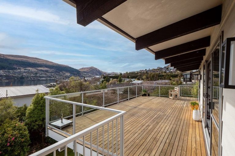 Photo of property in 52 Oregon Drive, Kelvin Heights, Queenstown, 9300