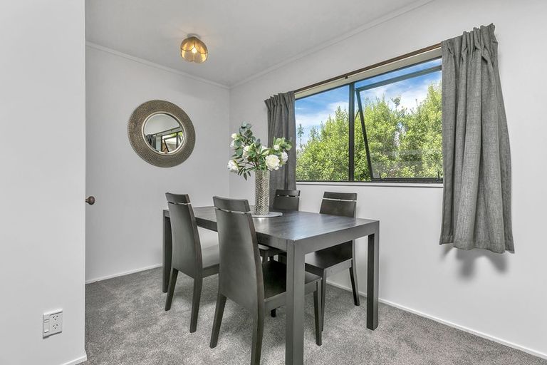 Photo of property in 2/19 Greenvalley Rise, Glenfield, Auckland, 0629