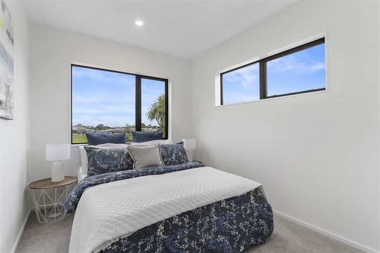 Photo of property in 10a Ballial Place, West Harbour, Auckland, 0618