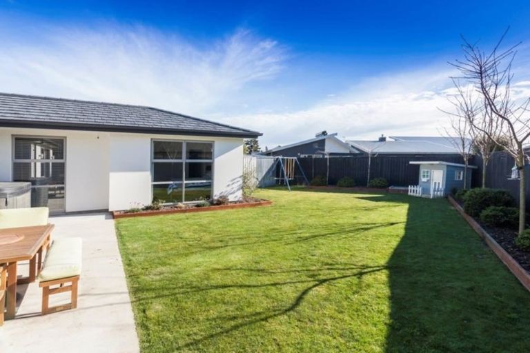 Photo of property in 9 Foresters Crescent, Parklands, Christchurch, 8083