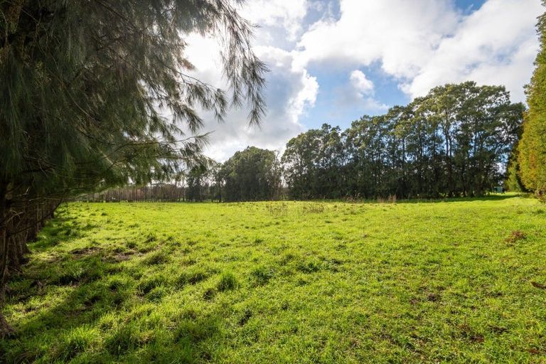 Photo of property in 792 Waitakere Road, Kumeu, 0891