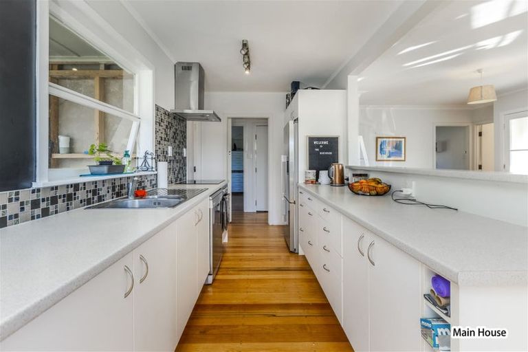 Photo of property in 8 Orere Point Road, Orere Point, Papakura, 2585