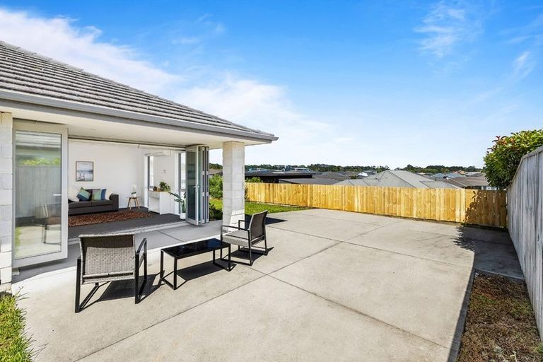 Photo of property in 14 Hooton Drive, Kumeu, 0810