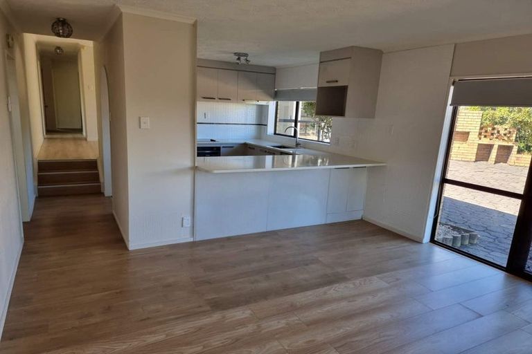 Photo of property in 47 Dalwhinnie Parade, Highland Park, Auckland, 2010