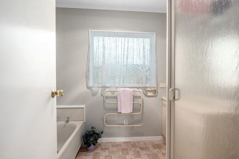 Photo of property in 96 Unsworth Drive, Unsworth Heights, Auckland, 0632