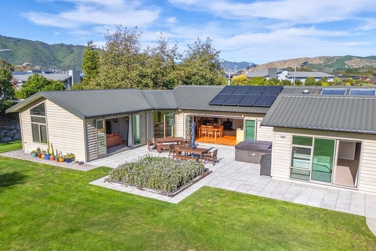 Photo of property in 4 Lamont Place, Waikanae, 5036