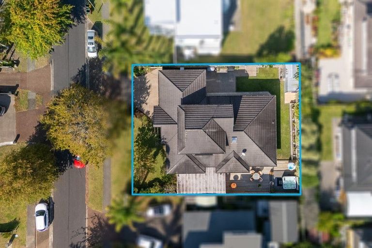 Photo of property in 12 English Oak Drive, Schnapper Rock, Auckland, 0632