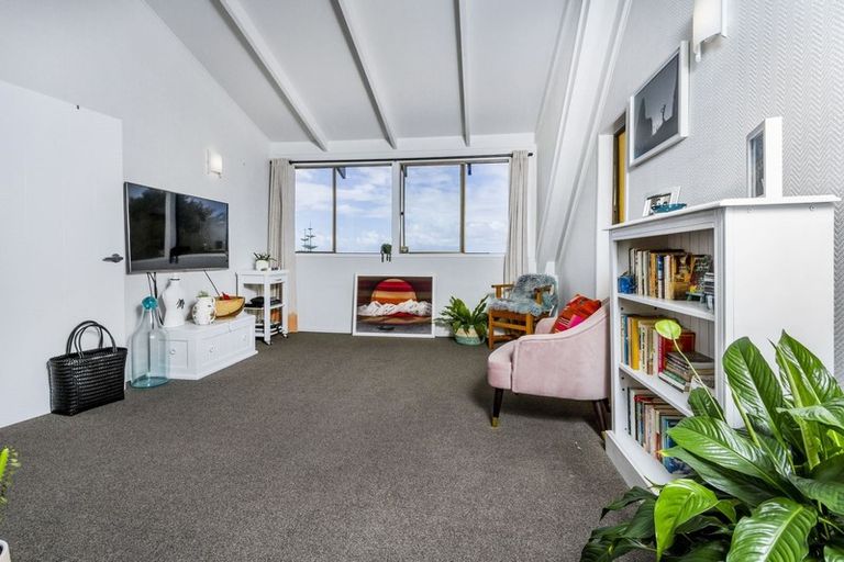 Photo of property in 2/813 East Coast Road, Northcross, Auckland, 0630