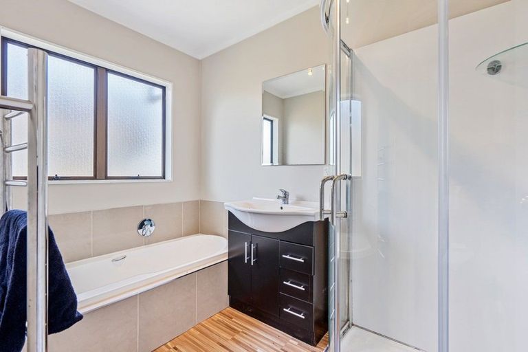 Photo of property in 2/13 De Quincey Terrace, Highland Park, Auckland, 2010