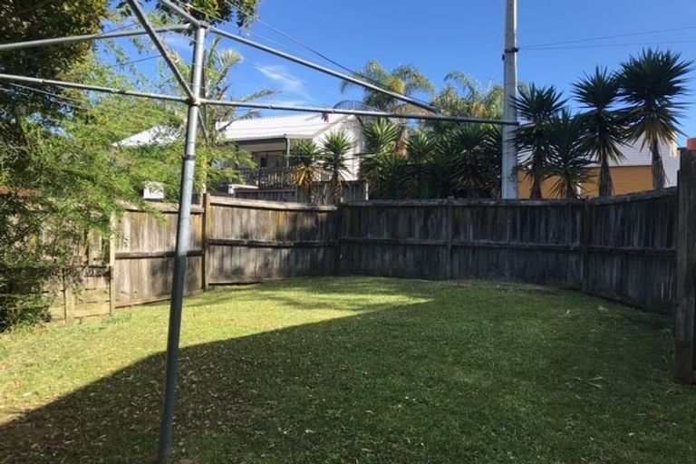 Photo of property in 2/9 Gazelle Avenue, Beach Haven, Auckland, 0626