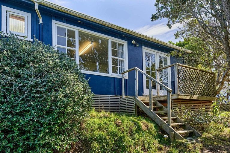 Photo of property in 10 Hiwi Crescent, Titahi Bay, Porirua, 5022